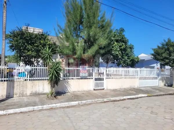 Casa com 3 dormitórios à venda em Balneário Arroio do Silva-SC.