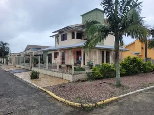 Casa com 3 dormitórios à venda em Balneário Arroio do Silva-SC.