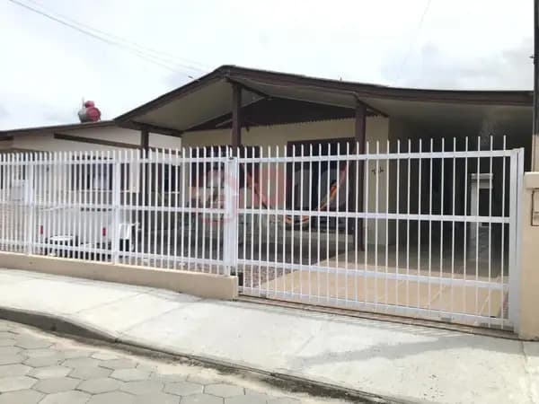 Casa no bairro Divineia com 3 dormitórios e edícula