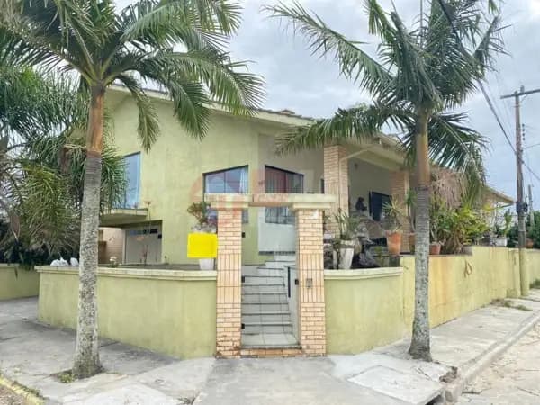 Casa de Esquina com Suíte e Churrasqueira no Centro de Arroio do Silva