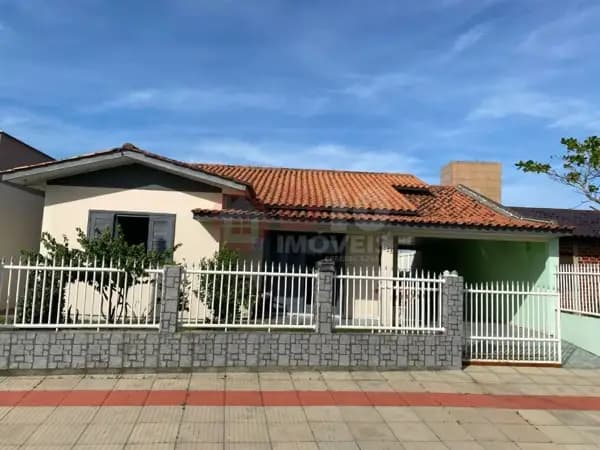 Casa com 3 dormitórios à venda em Balneário Arroio do Silva-SC.