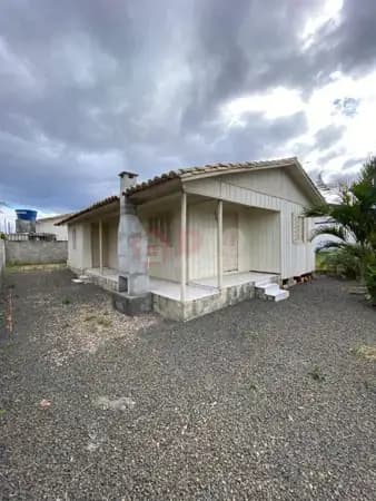 Casa com terreno espaçoso, apenas 400 metros do mar em Arroio do Silva