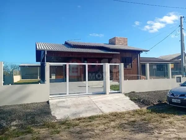 Casa com 3 Dormitórios, Suíte e Edícula na Santa Helena.