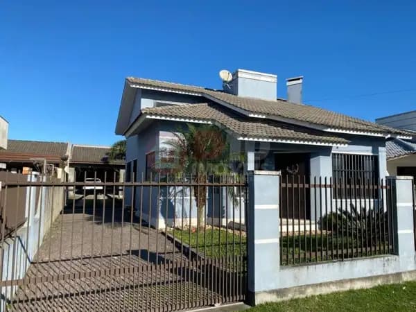 Casa com 3 dormitórios à venda em Balneário Arroio do Silva-SC.