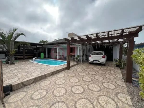 Casa com 3 dormitórios à venda em Balneário Arroio do Silva-SC.