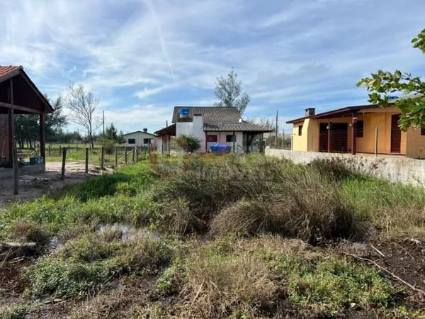 Terreno de 300m² à venda em Balneário Arroio do Silva-SC.