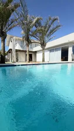 Casa 300m² com Piscina e Vista para o Mar