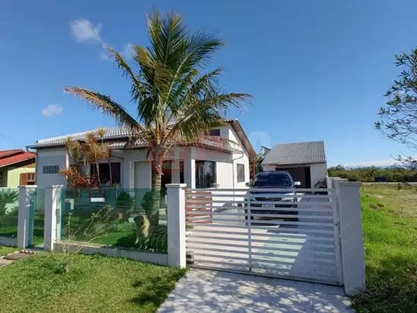 Casa com 2 dormitórios à venda em Balneário Arroio do Silva-SC.