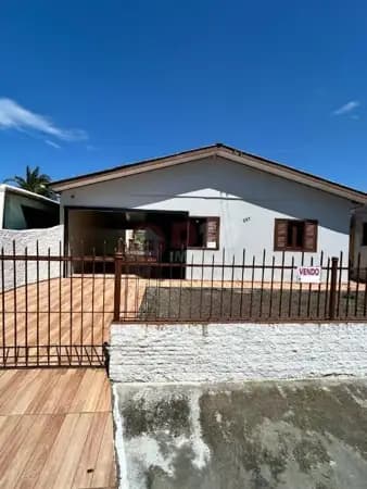 Casa com 3 dormitórios à venda em Balneário Arroio do Silva-SC.