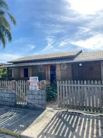 Casa com 2 Dormitórios e Amplo Terreno de 360m²