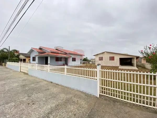 Casa com 3 dormitórios à venda em Balneário Arroio do Silva-SC.