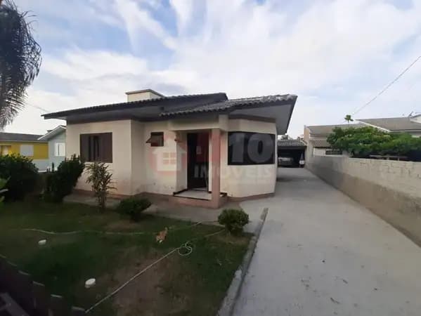 Casa com 3 dormitórios à venda em Balneário Arroio do Silva-SC.