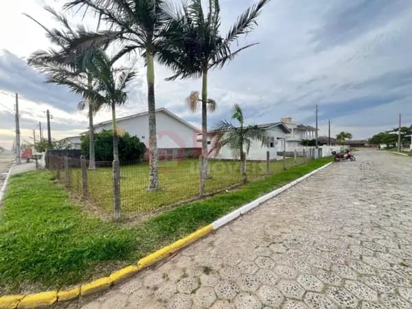 Casa com 2 Dormitórios Próxima da Praia – Região Tranquila e Escriturada