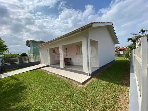 Casa com 2 dormitórios à venda em Balneário Arroio do Silva-SC.