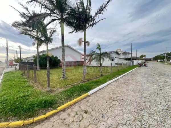 Casa de esquina com amplo terreno no bairro Erechim