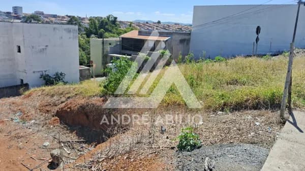 Lote no Monte Carlo com 240 m² e localização e topografia excelentes!