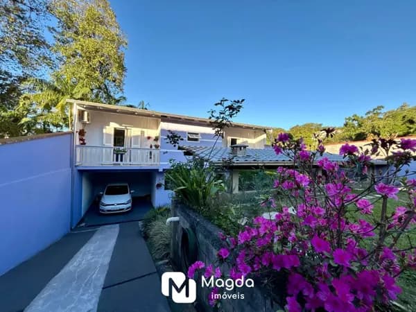 Bela casa com terreno espaçoso.