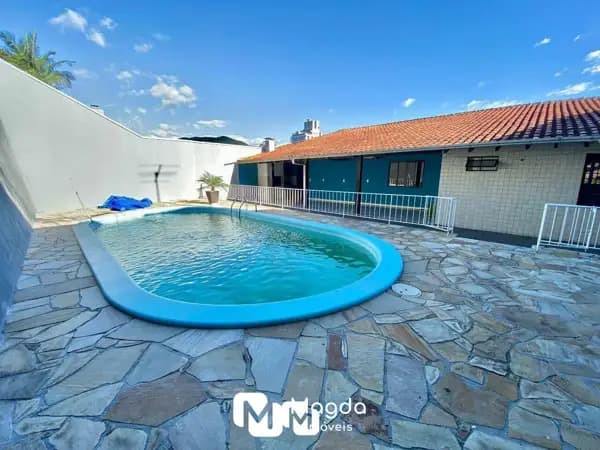 Linda casa Ampla Próxima a Vila Germânica com 4 quartos e Piscina!!