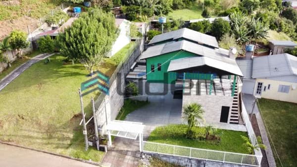 Casa com amplo salão de festas