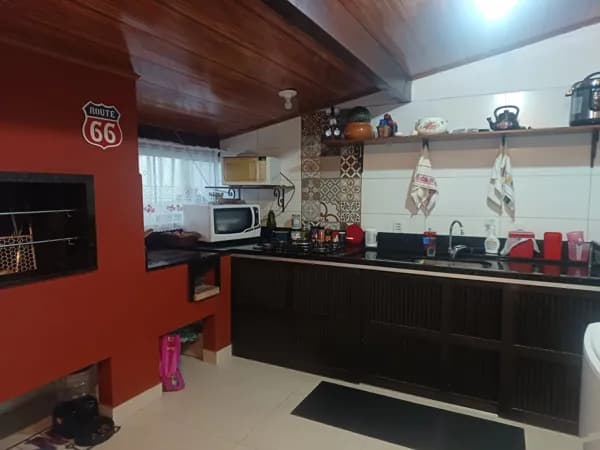 Casa em Condomínio 2 qtos, semi mobiliada, esquina