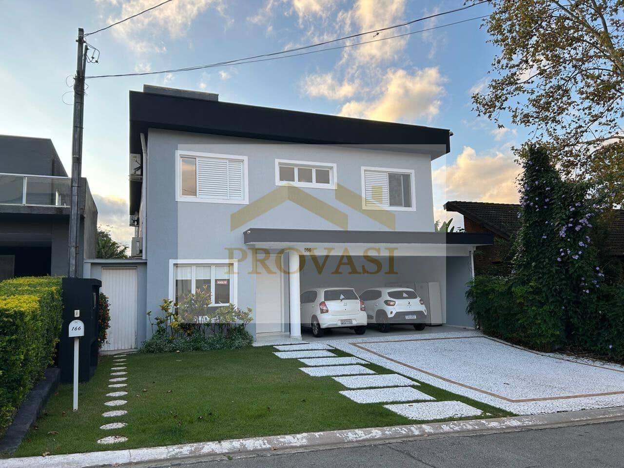 Oportunidade - Casa no Residencial 3 - 4 dormitórios com Piscina