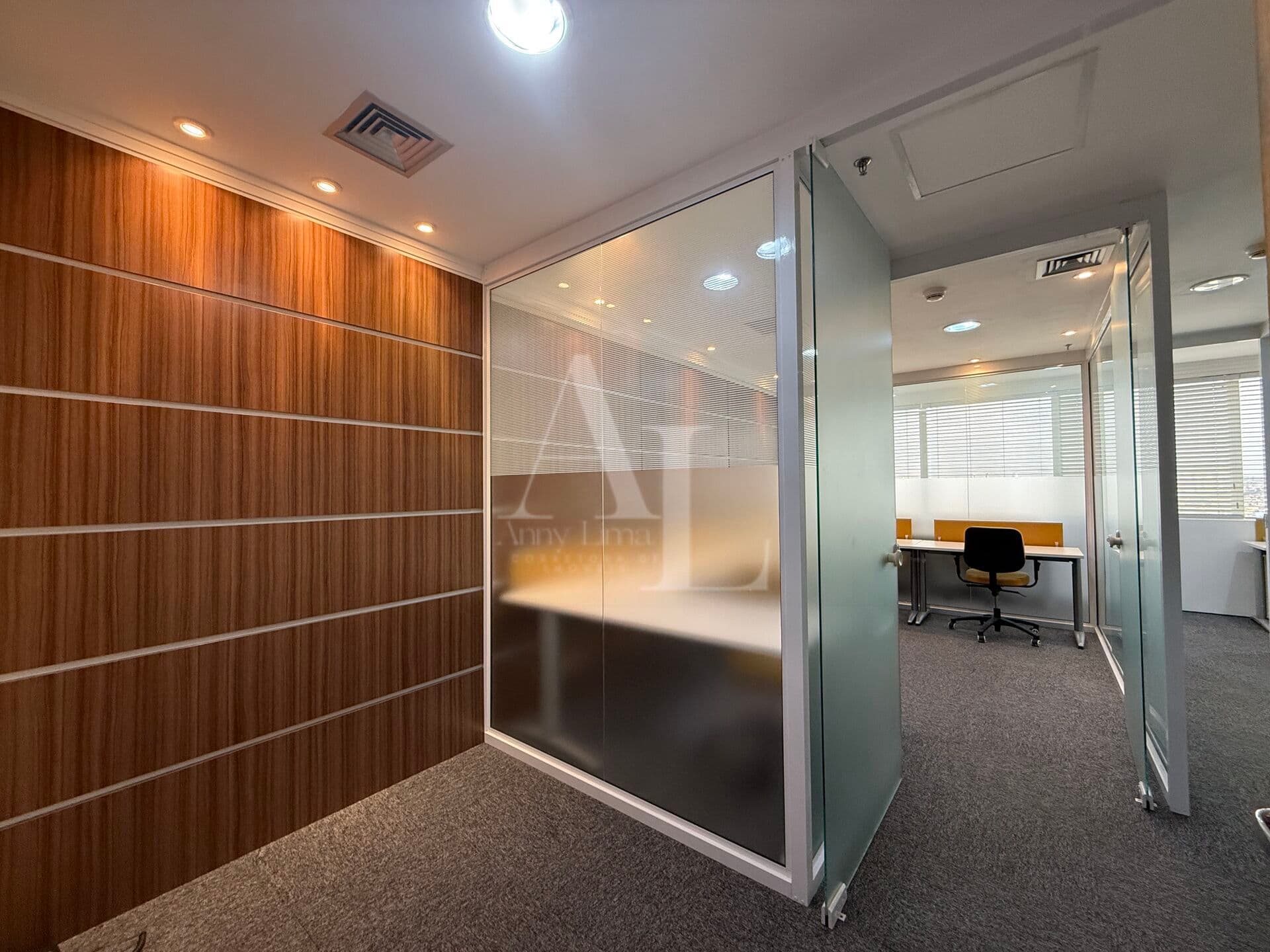 Sala comercial mobiliada à venda em Alphaville com 42m2
