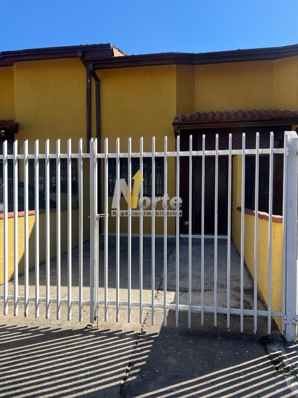 CASA À VENDA COM 2 DORMITÓRIOS SENDO UM MESANINO