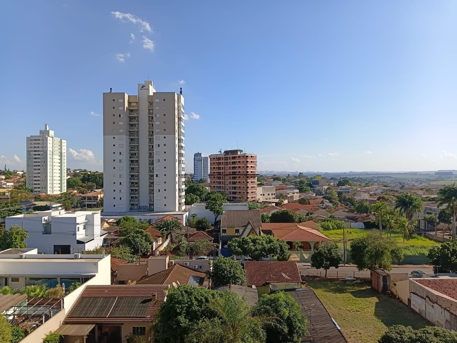 Apartamento com 2 quartos para alugar no Edifício Laguna Residencial, Centro em Ibiporã.