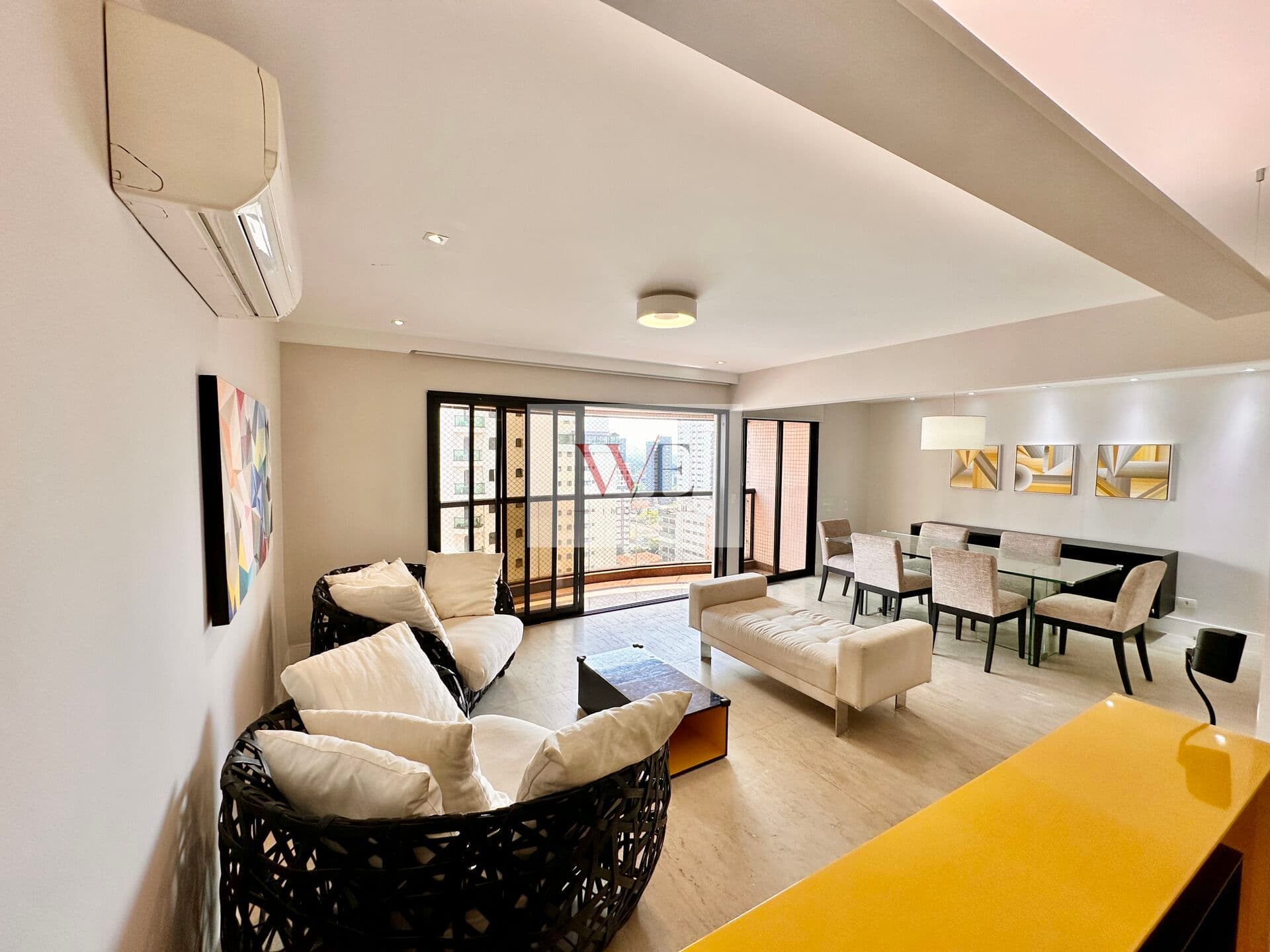 Apartamento à Venda no condomínio Edifício Solar das Rosas em Moema/SP