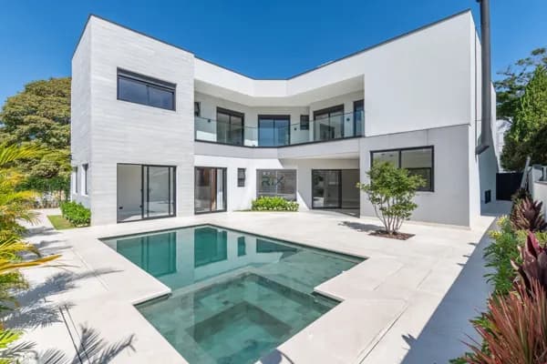 Casa de Esquina à Venda no Alphaville Residencial 10 | 4 Suítes, Piscina com Spa e Energia Solar