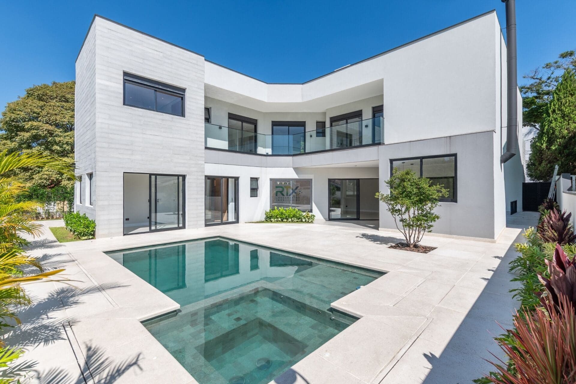 Casa de Esquina à Venda no Alphaville Residencial 10 | 4 Suítes, Piscina com Spa e Energia Solar