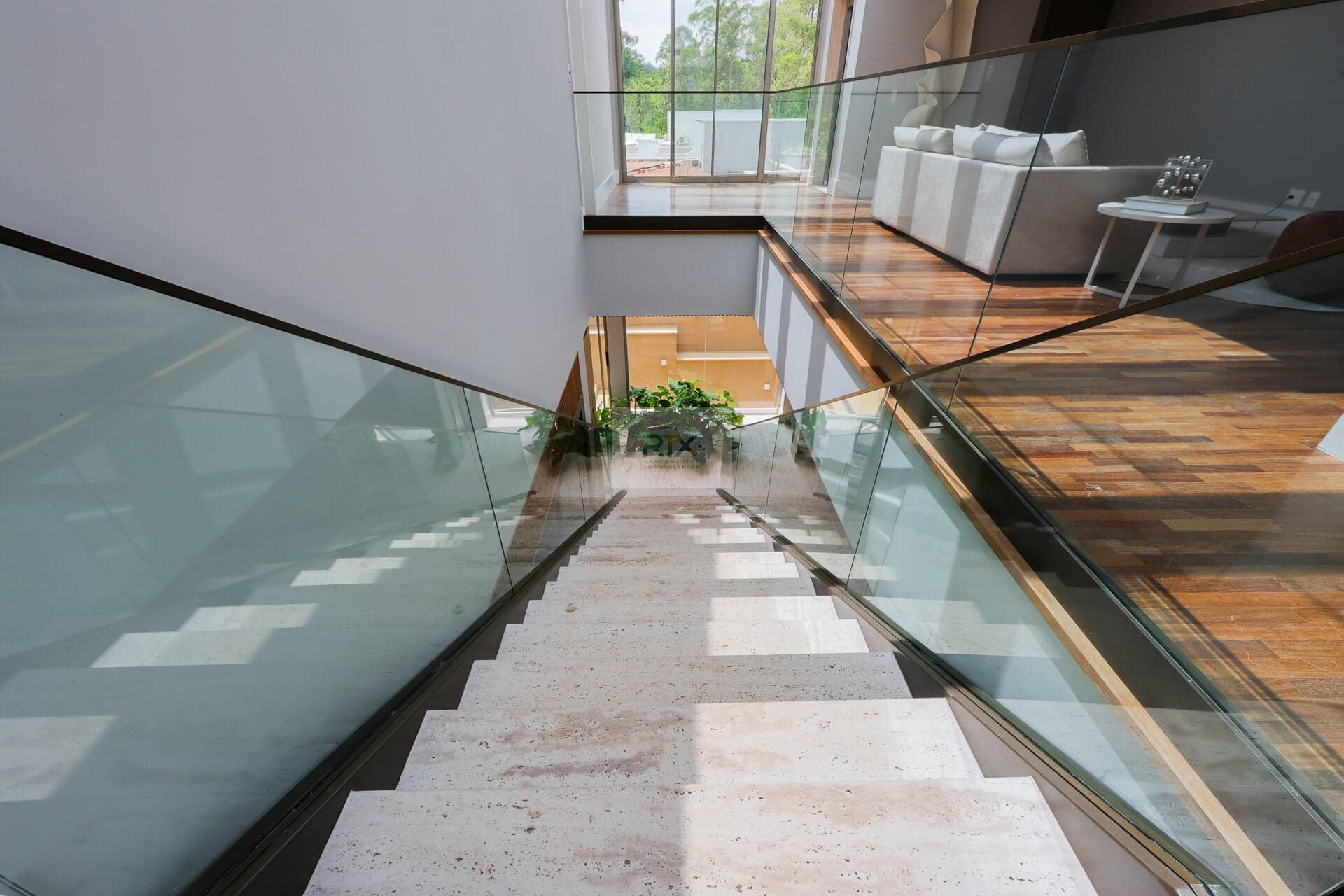 Casa de Alto Padrão à Venda em Tamboré | 931 m² | 5 Suítes | Vista para o Lago