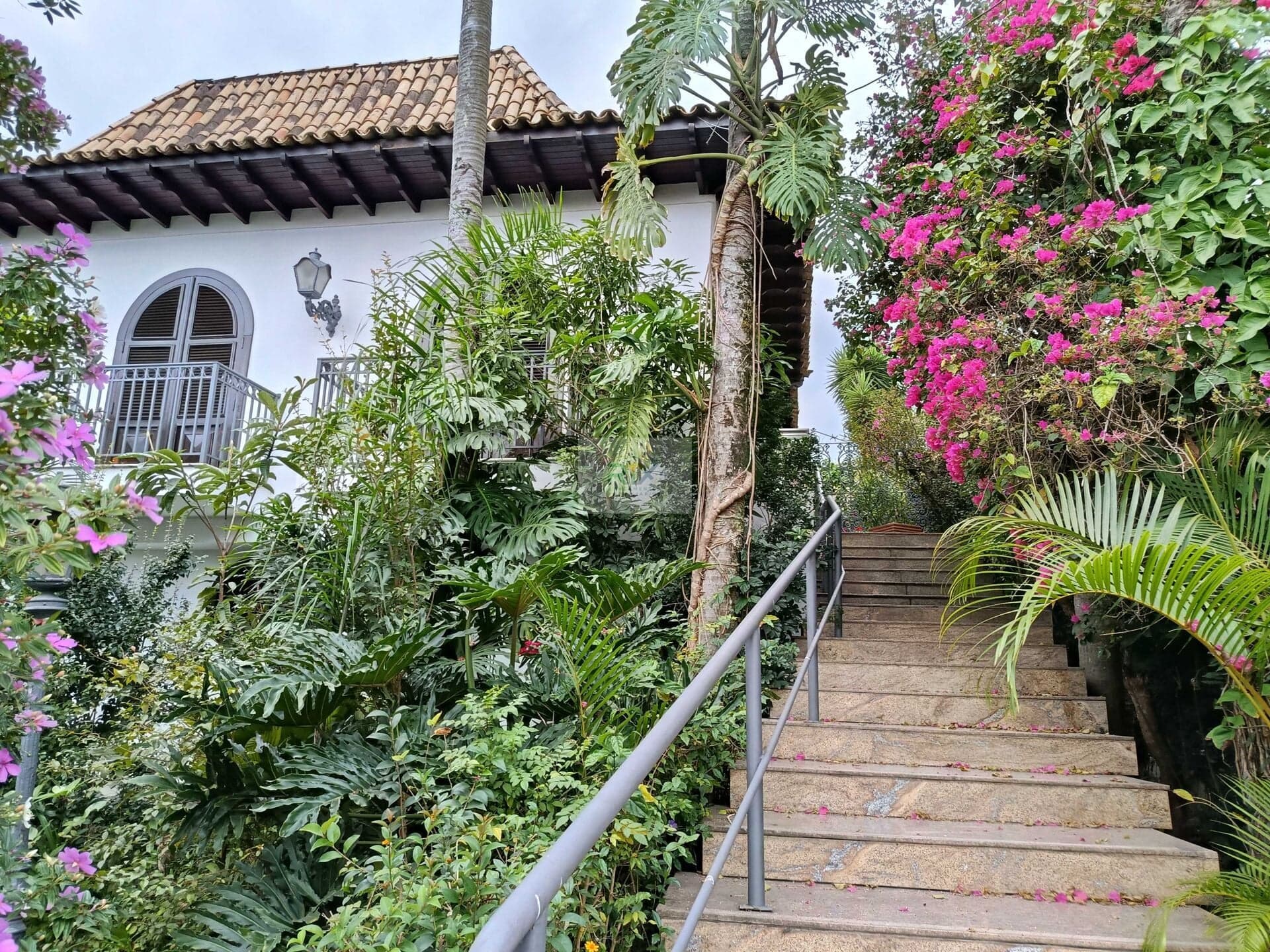 Casa à Venda no Alphaville Residencial 1 com Potencial para Retrofit