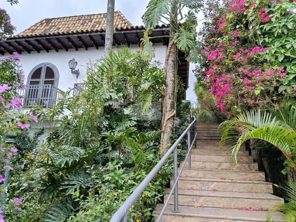 Casa à Venda no Alphaville Residencial 1 com Potencial para Retrofit