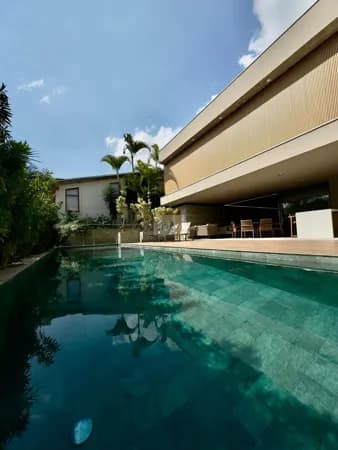 Casa de Luxo no Alphaville Residencial 1 | 4 Suítes com Closet e Suíte Máster Ampla