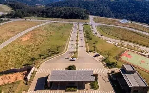 Oportunidade no Condomínio Altavis Aldeia | Terreno de 724 m² em Declive com Vista para o Morro do Voturuna
