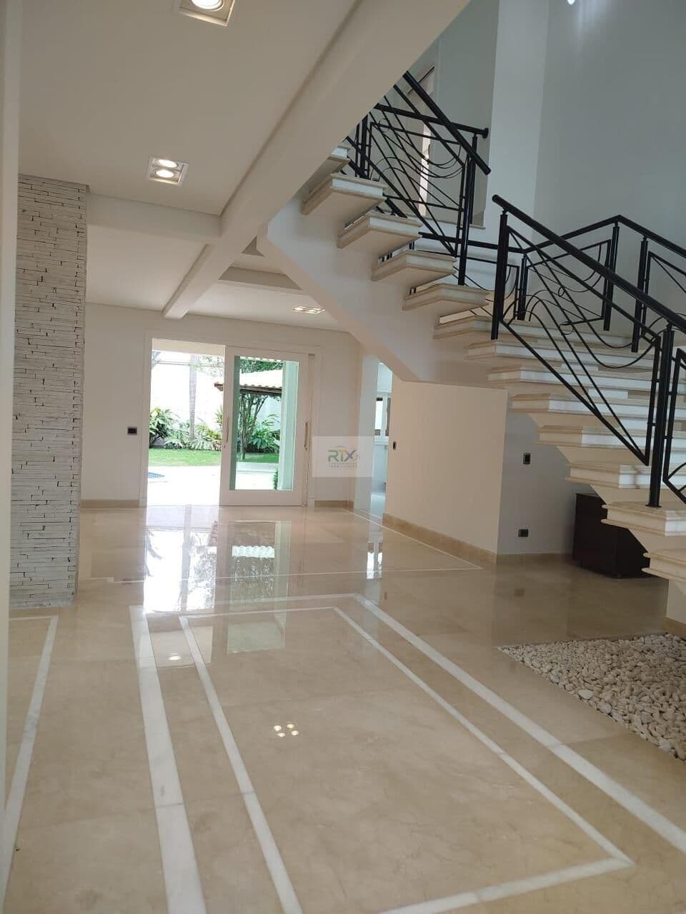 Casa de Alto Padrão à Venda no Condomínio Alpha Plus em Alphaville | 4 Dormitórios, Piscina, Sauna e Área Gourmet