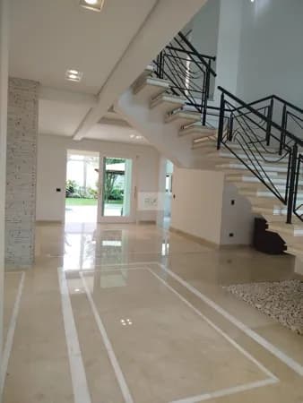Casa de Alto Padrão à Venda no Condomínio Alpha Plus em Alphaville | 4 Dormitórios, Piscina, Sauna e Área Gourmet
