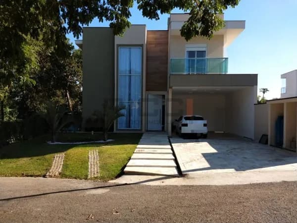 Casa de Alto Padrão à Venda no Condomínio Eco Park Aruã – Privacidade, Conforto e Contato com a Natureza