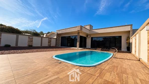 Casa plana com piscina
