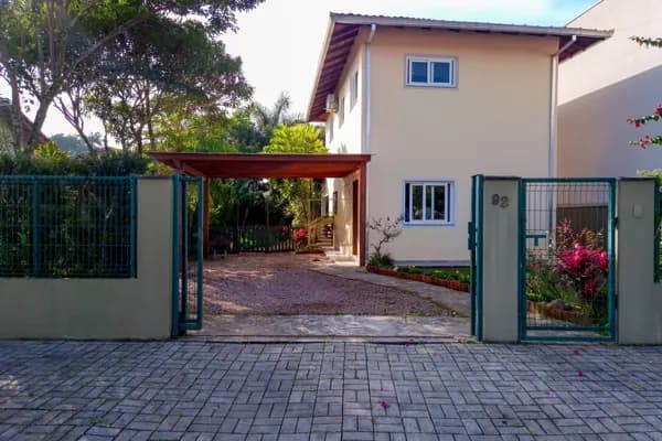 Sobrado com 3 Quartos em Terreno Amplo