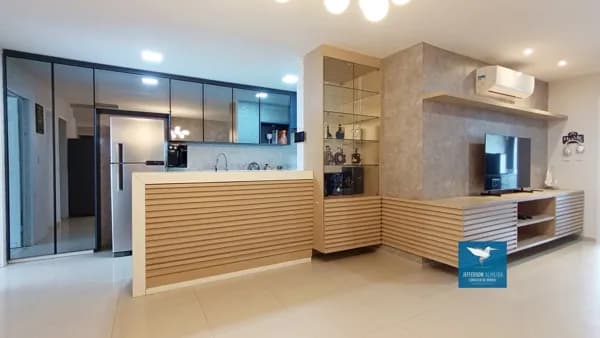 Casa Duplex com Energia Solar, Móveis Projetados, Piscina e Amplo Deck em Rua Pública na Região Central Eusébio, 180m2, 03 Suítes, Gabinete, Sala com 02 Ambientes, Varanda, 04 Vagas