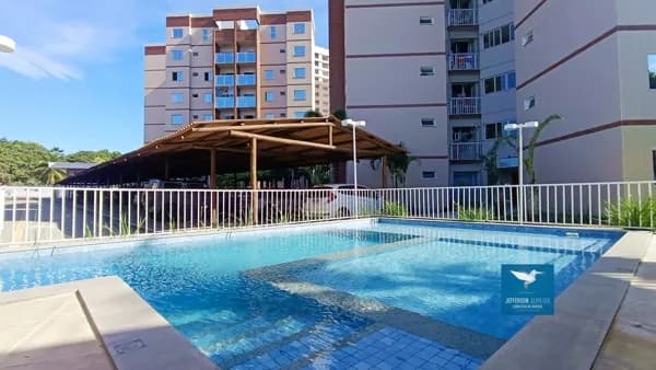 ALUGA-SE | Apartamento com Armários de Cozinha, Varanda, Nascente, 03 Quartos, 02 Vagas Cobertas, Lazer Completo e Localização Privilegiada em Eusébio.
