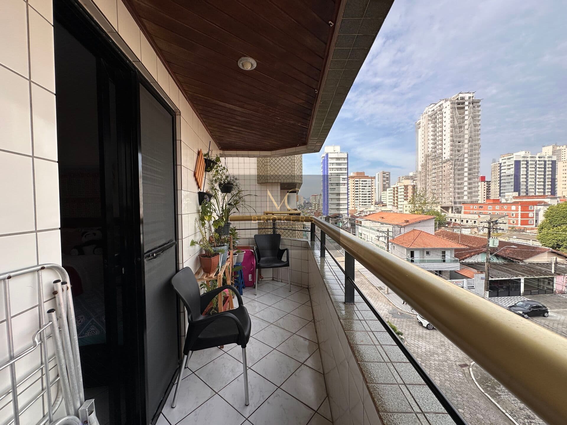 Apartamento semi-mobiliado à venda no bairro Aviação em Praia Grande, SP. 2 dormitórios, 1 suíte!
