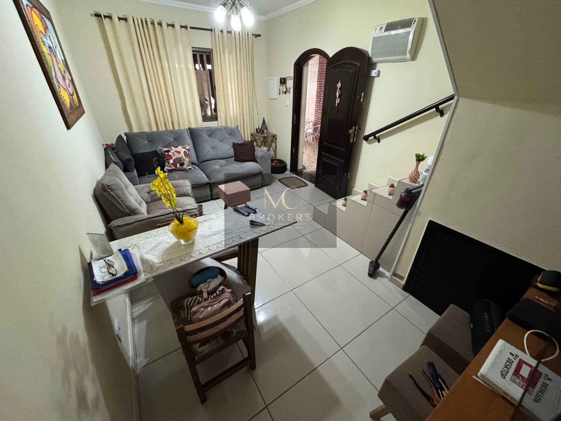 Casa sobrado 2 dormitorios, 2 banheiros, 2 vagas, Tupi