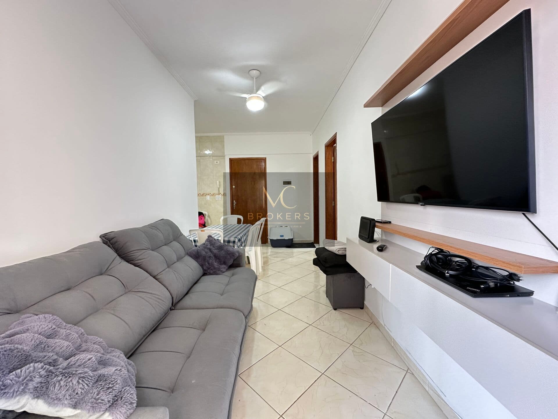 Apartamento mobiliado à venda no bairro Maracanã em Praia Grande, SP. Com 1 dormitório