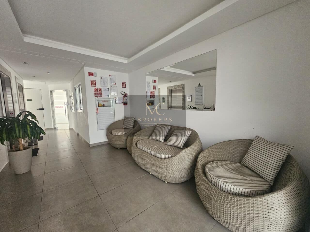 Apartamento à venda no bairro Guilhermina em Praia Grande, SP. 2 dormitórios sendo 2 suítes,