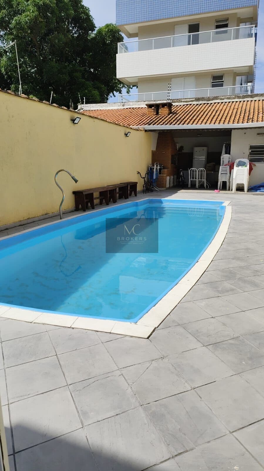 casa à venda no bairro Guilhermina em Praia Grande, SP. 4 dormitórios sendo 4 suítes