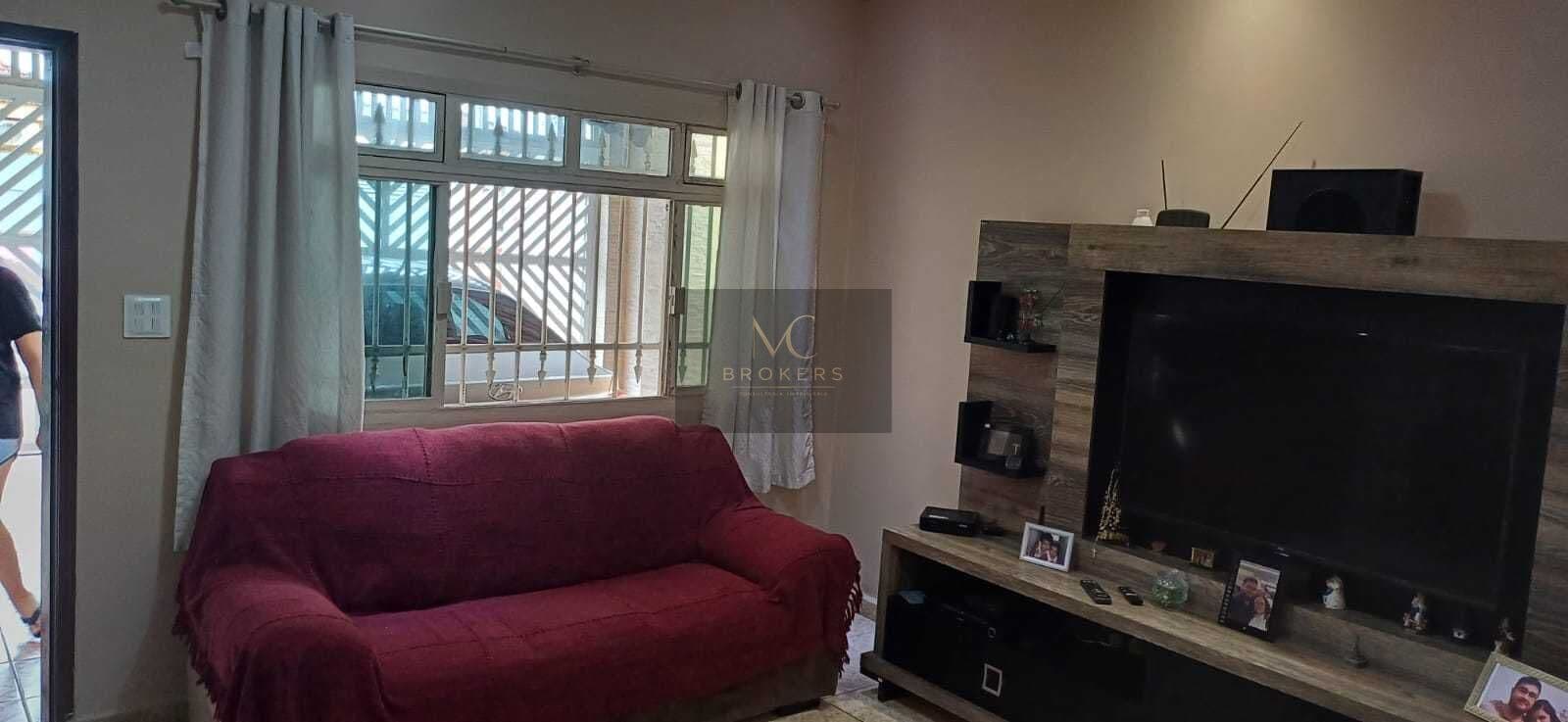 Casa à venda no bairro Maracanã em Praia Grande, SP. 3 dormitórios sendo 1 suíte.