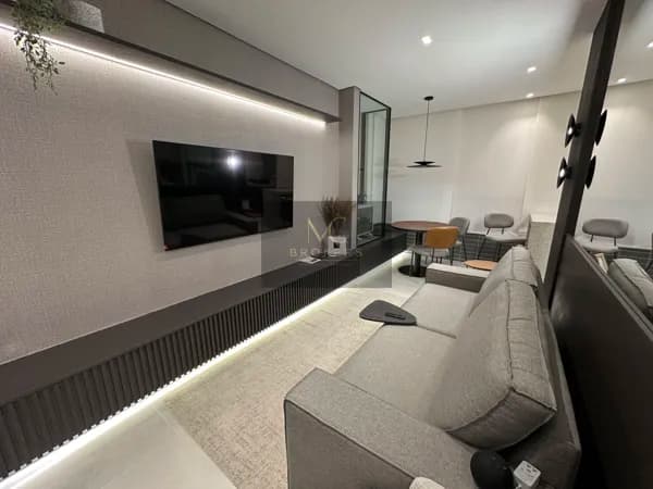 Apartamento à venda no bairro Guilhermina em Praia Grande, SP. 2 dormitórios sendo 1 suíte.